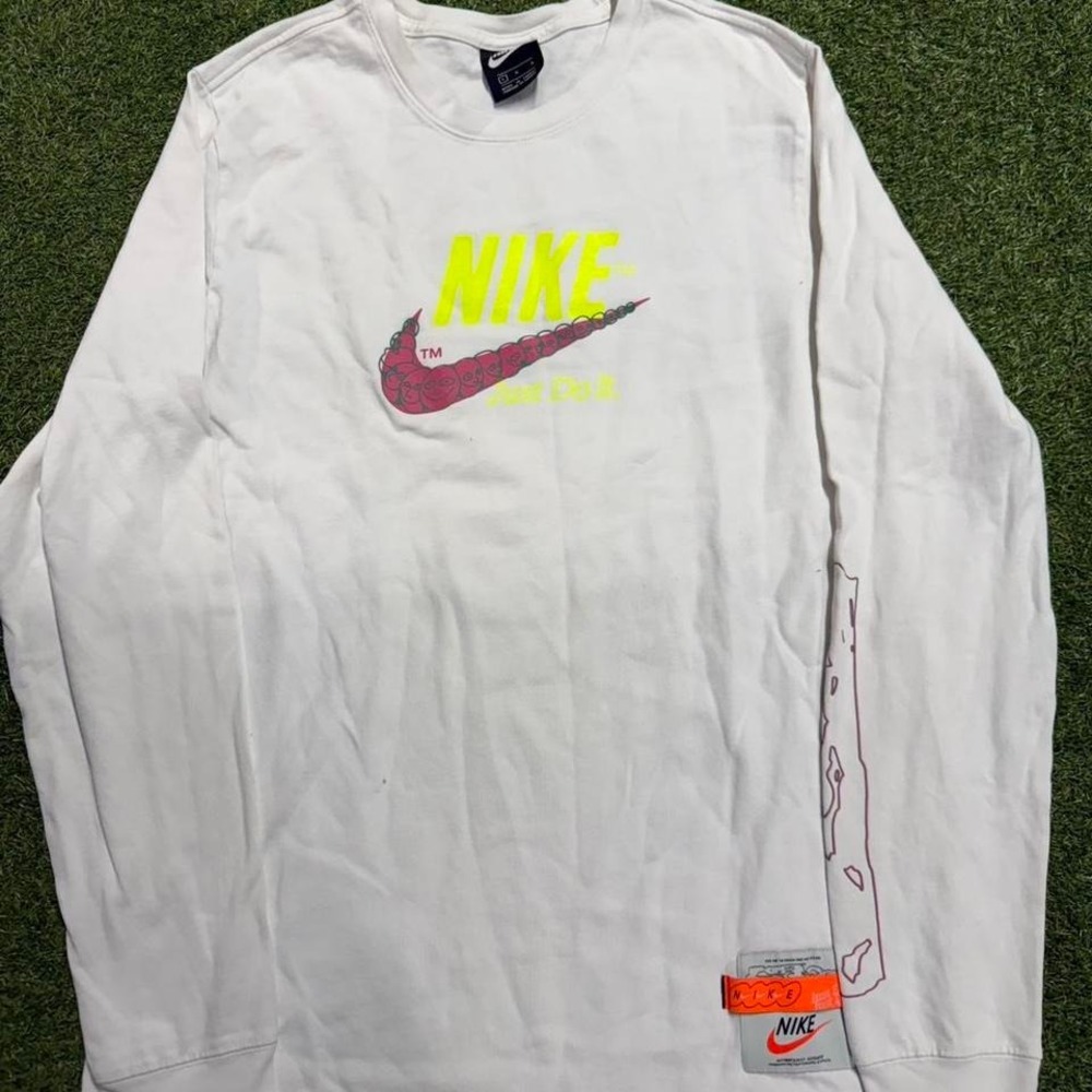 Nike white long sleeve shirt with‎ red accents Size L #streetwear #loungewear